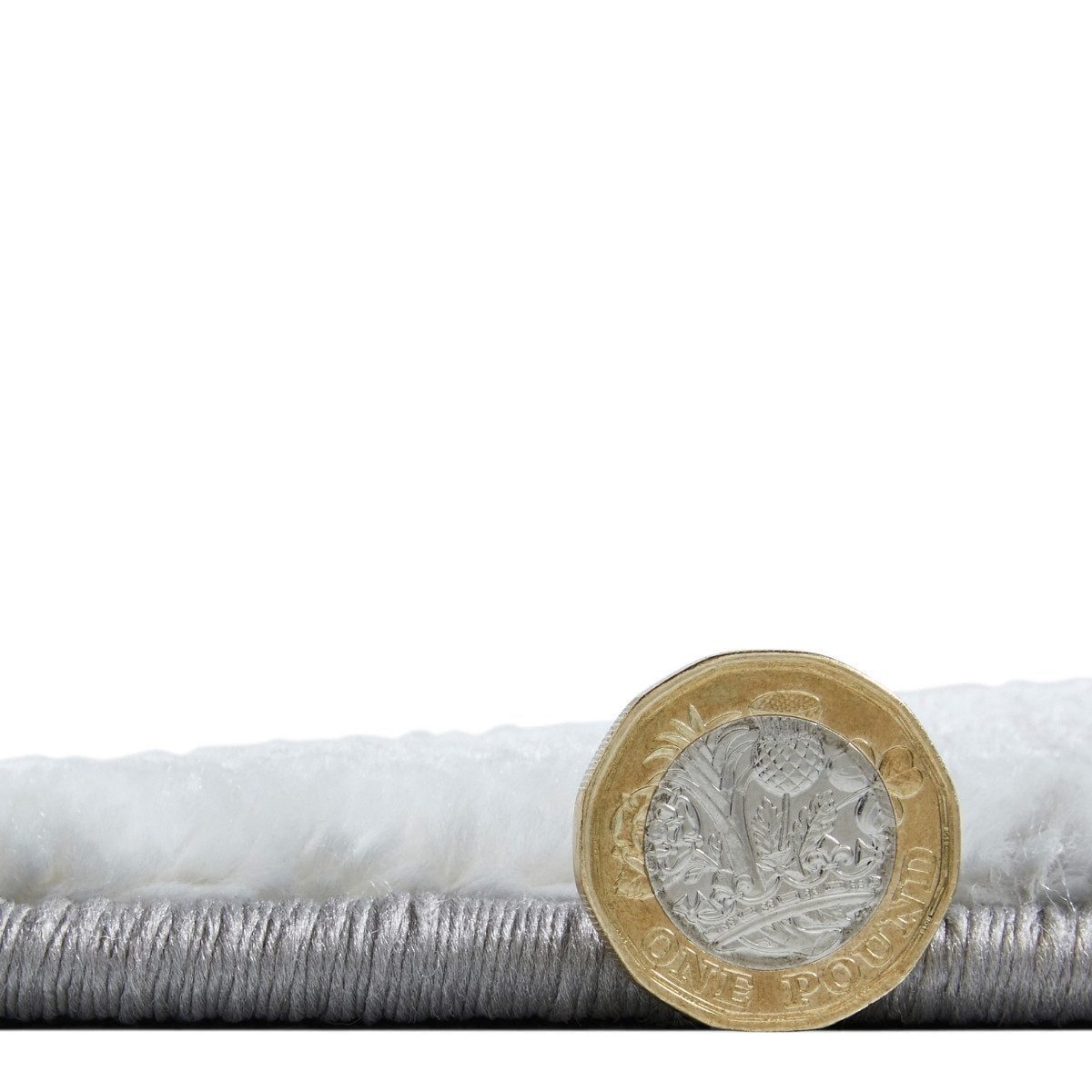 Tapis géométrique artisanal ivoire et or