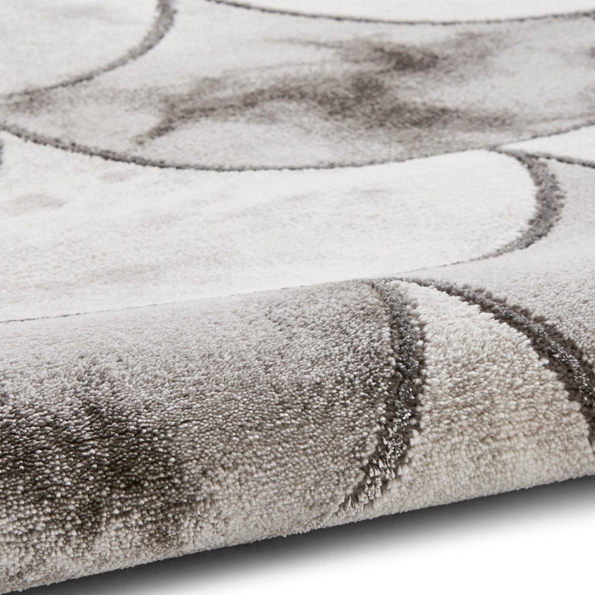 Tapis artisanal à écailles de poisson gris et argent