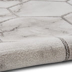 Tapis artisanal gris et argent à motif hexagonal