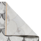 Tapis artisanal à écailles de poisson gris et argent