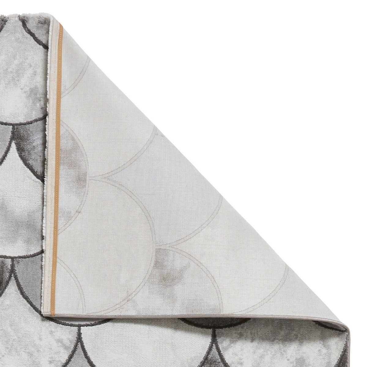 Tapis artisanal à écailles de poisson gris et argent