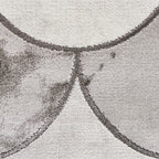 Tapis artisanal à écailles de poisson gris et argent