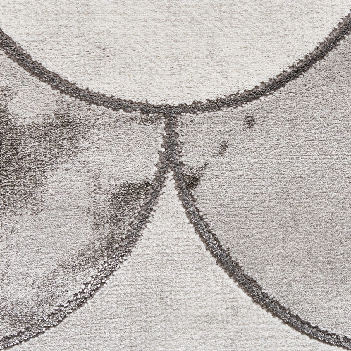 Tapis artisanal à écailles de poisson gris et argent