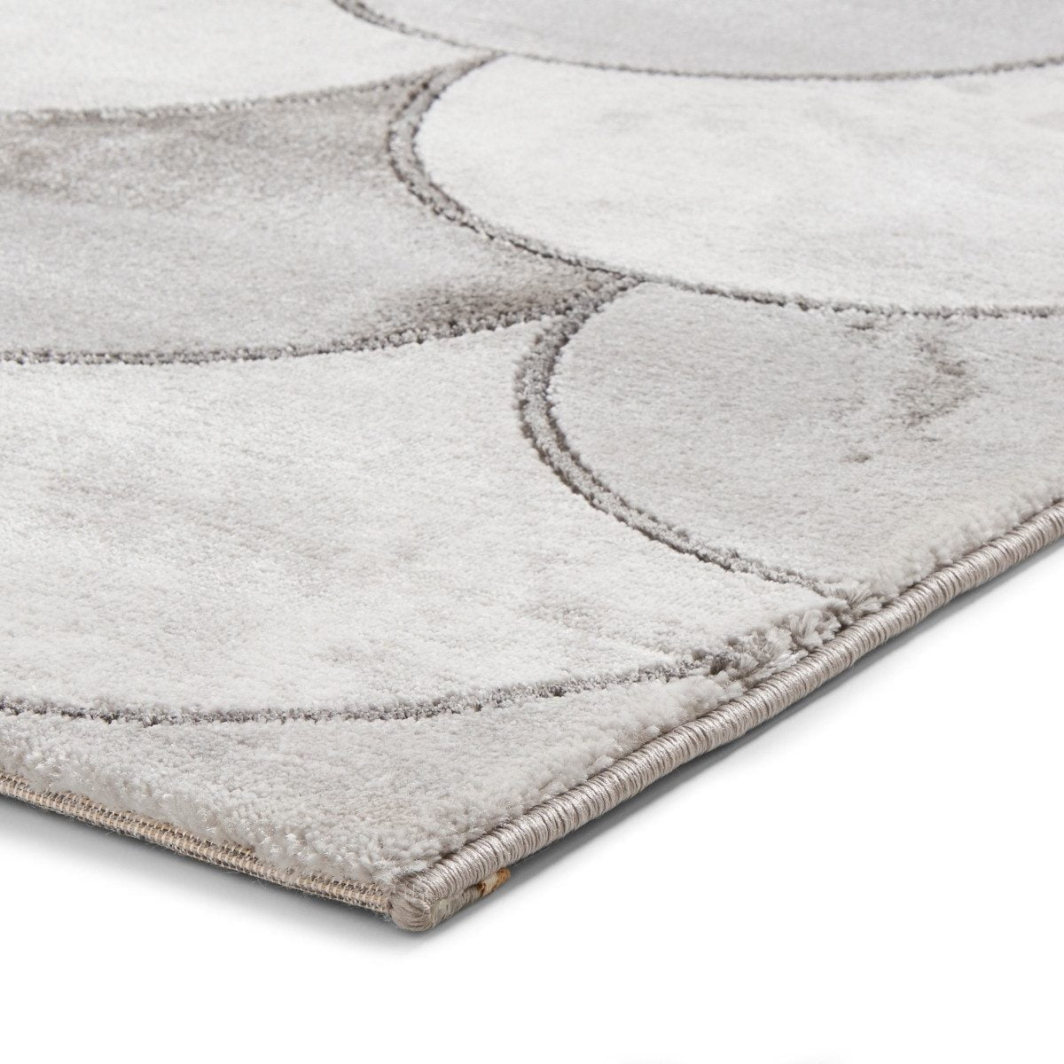 Tapis artisanal à écailles de poisson gris et argent