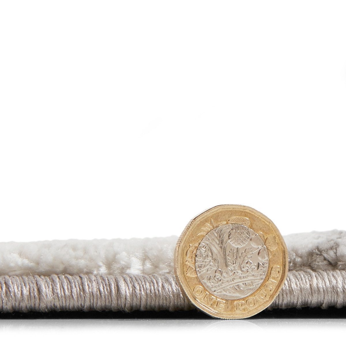 Tapis artisanal gris et argent à motif hexagonal