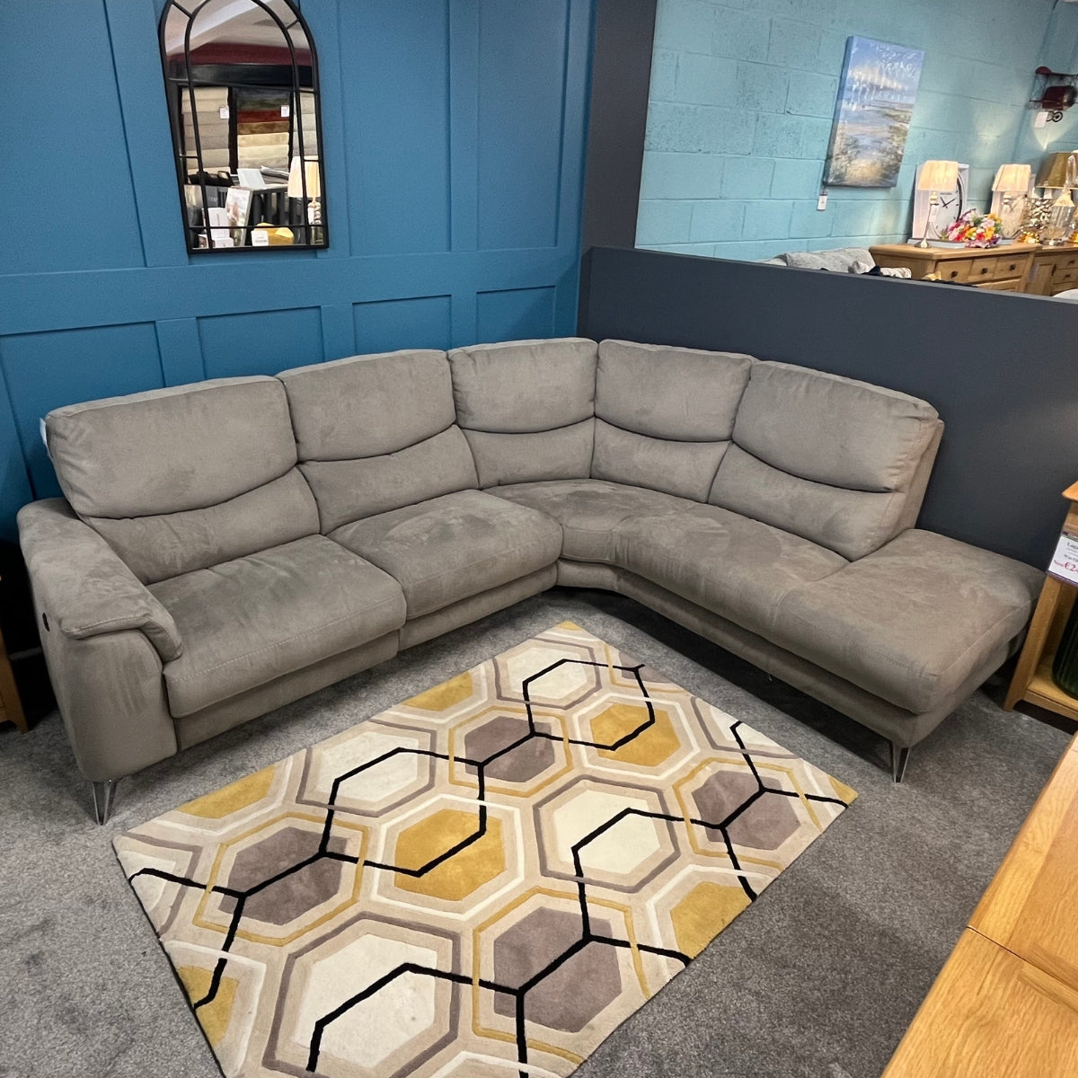 Modèle d'exposition du canapé d'angle gris contemporain Liscahane