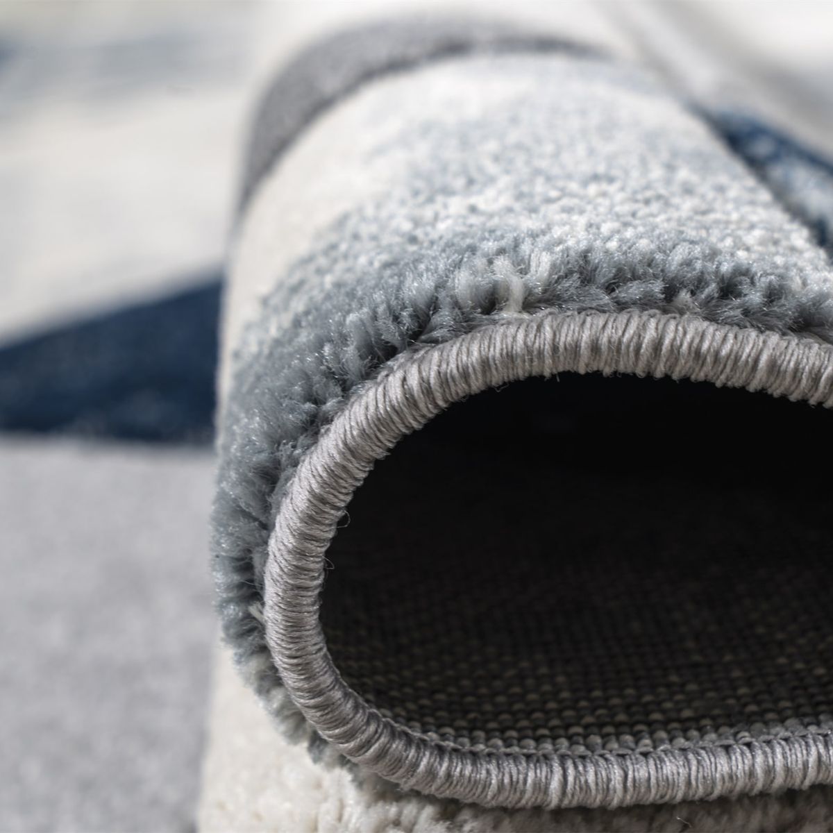 Tapis Mason Blue à motif triangulaire texturé