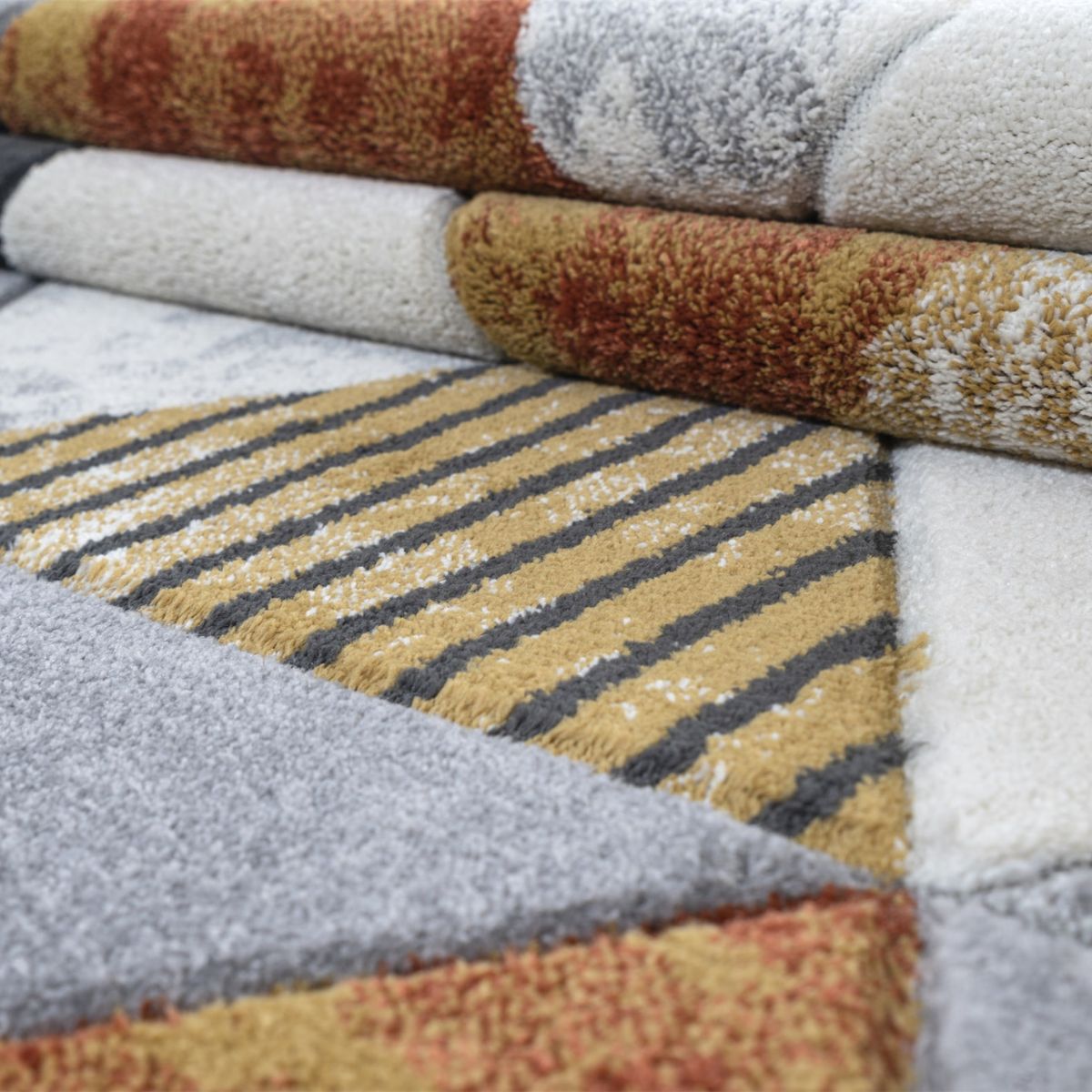 Tapis géométrique triangulaire Mason moutarde et gris