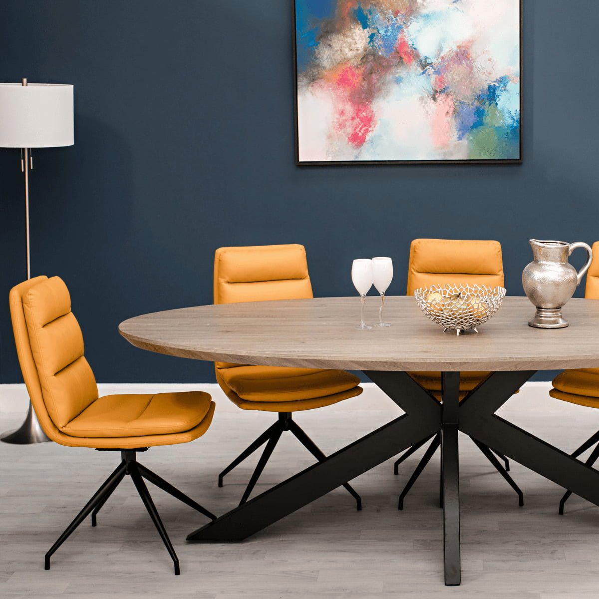 Fauteuil pivotant rembourré à base noire Nicosia