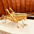Figurine d'insecte sauterelle dorée
