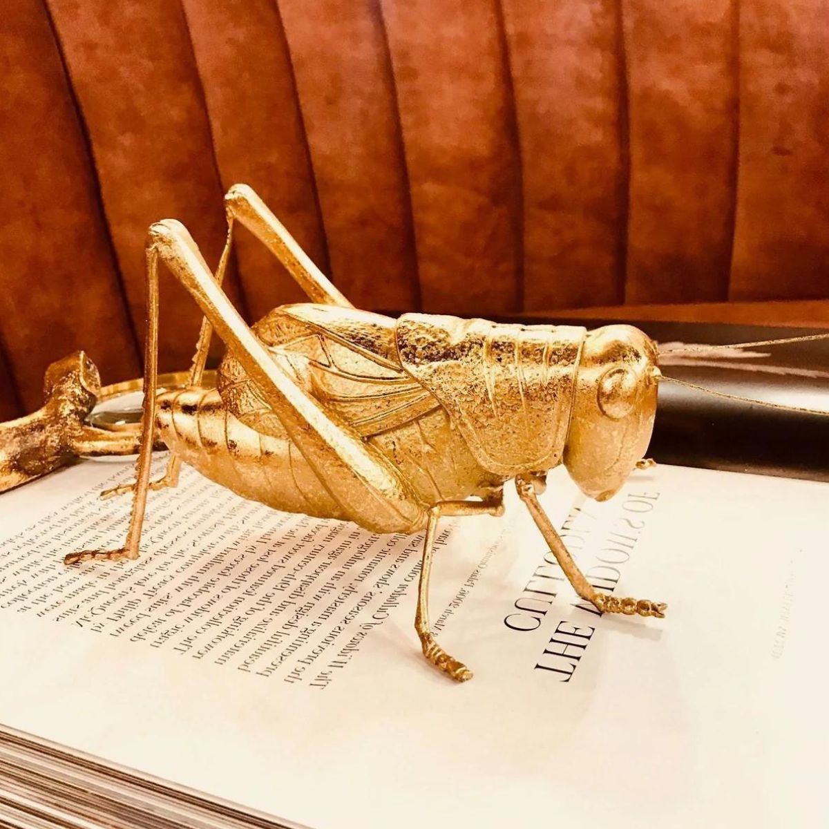Figurine d'insecte sauterelle dorée