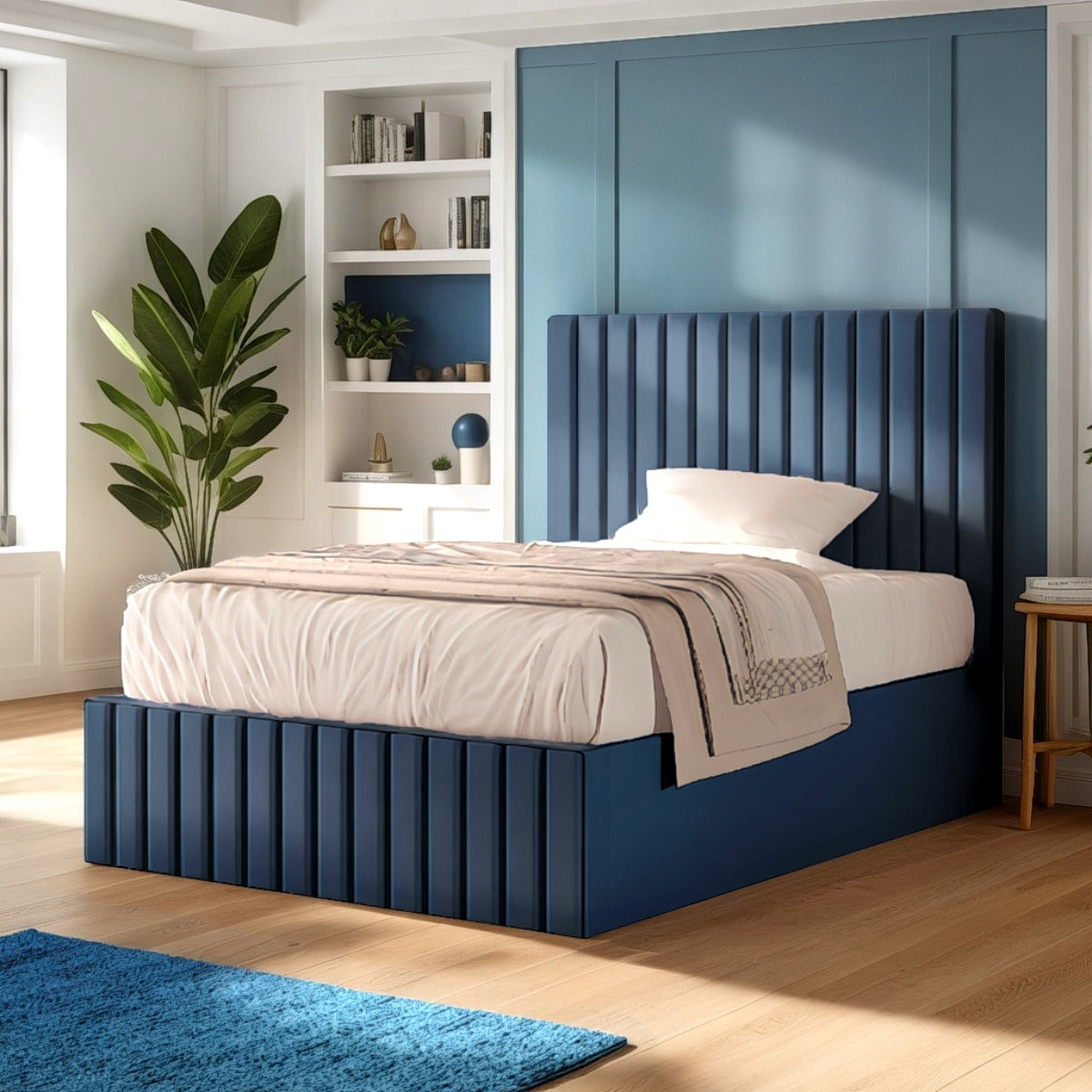 Lit ottoman Solace doublé en tissu avec pied de lit