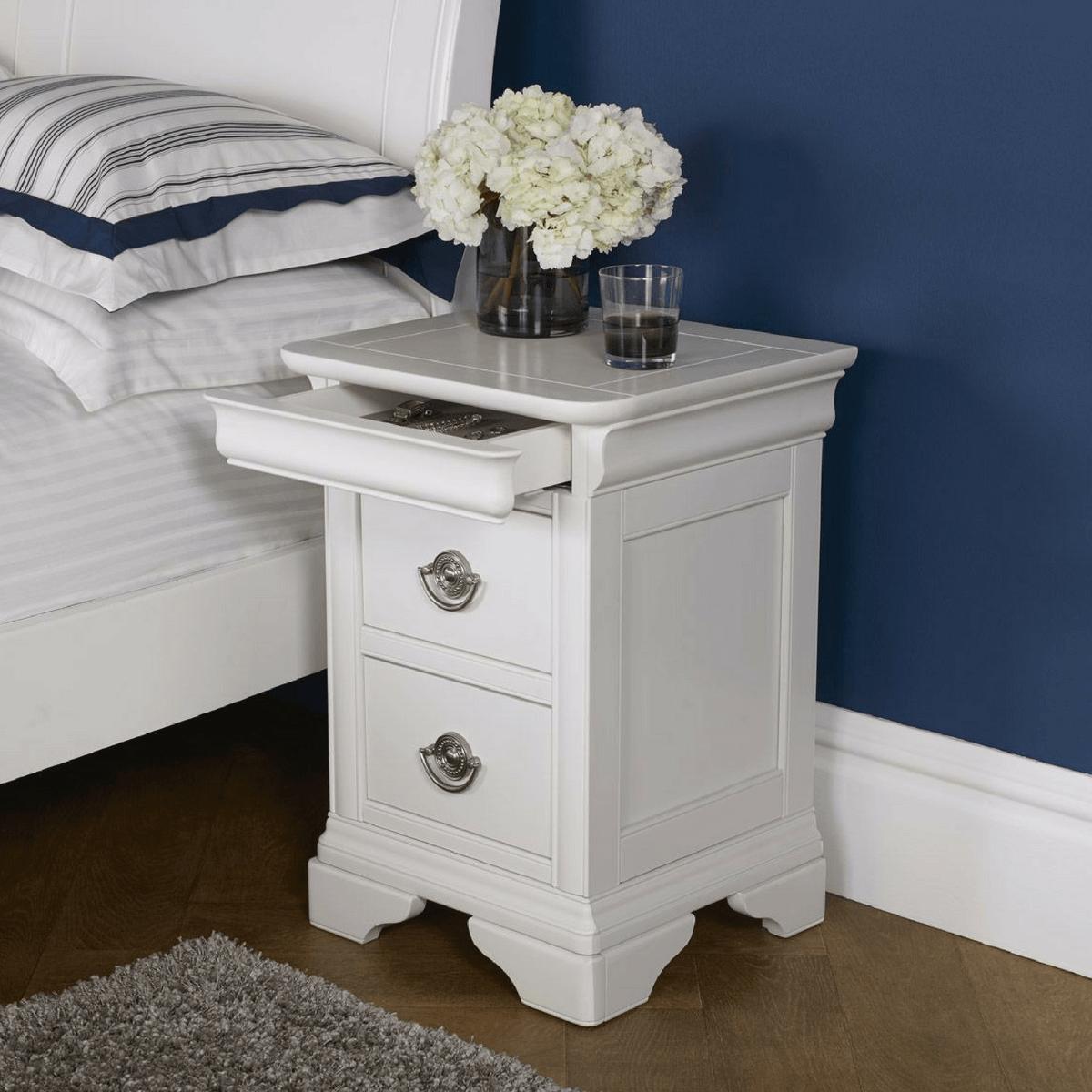 Table de chevet Chanel blanche brillante